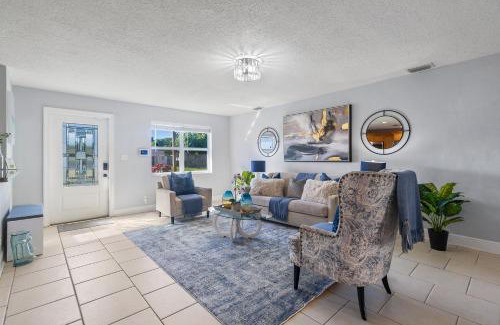 West Palm Beach House | Luxe 4br Escape Pet-friendly Outdoor Lounge