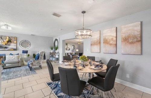 West Palm Beach House | Luxe 4br Escape Pet-friendly Outdoor Lounge