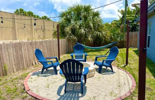 West Palm Beach House | Luxe 4br Escape Pet-friendly Outdoor Lounge