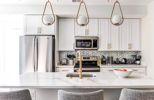 Park View Apartment | Luxe 6-BR + Rooftop Patio | Parking | Metro