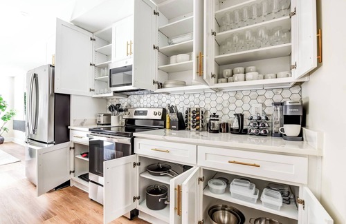 Park View Apartment | Luxe 6-BR + Rooftop Patio | Parking | Metro