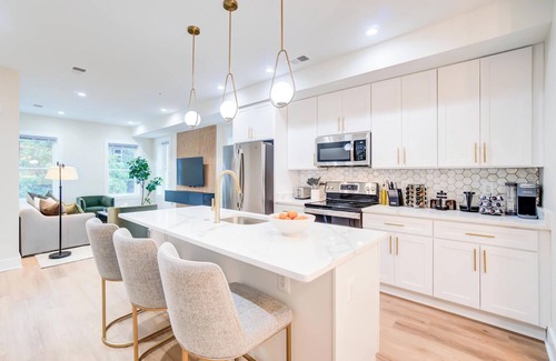 Park View Apartment | Luxe 6-BR + Rooftop Patio | Parking | Metro