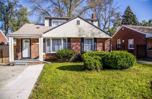 Detroit House | Luxe 7 bdr 4 Fullbath with Jacuzzi on West side Detroit