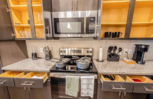 Haltom City Apartment | Luxe Apt Near FTW/DAL┃PrivateYard┃ Pool┃Pets OK!