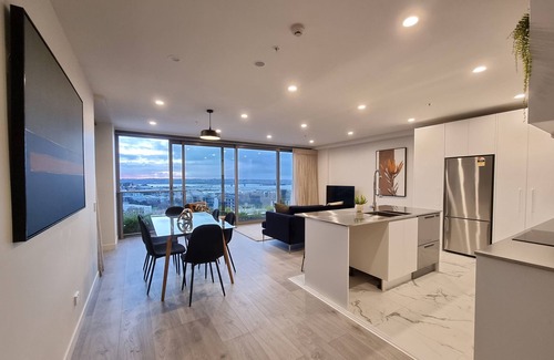 Auckland Central Business District Apartment | Luxe Apt w Harbour-Sunset Views -Parking