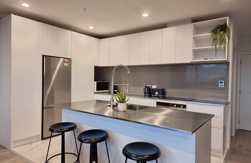 Auckland Central Business District Apartment | Luxe Apt w Harbour-Sunset Views -Parking