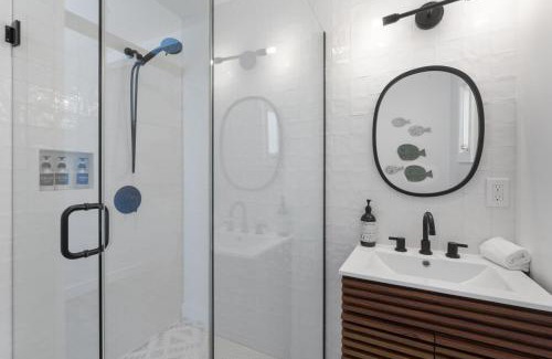 Balboa Island House | Luxe Balboa House 5 Bedroom 5 Ensuite Bath Peninsula Ferry Close