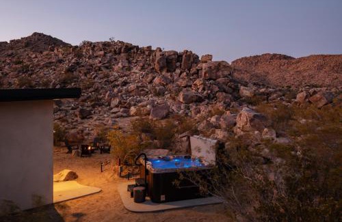 Joshua Tree House | Luxe Boulder Hideaway Mins to JTNP 2 Acres