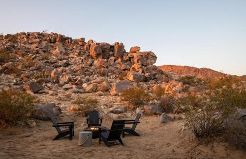 Joshua Tree House | Luxe Boulder Hideaway Mins to JTNP 2 Acres