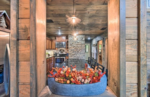 Broken Bow Cabin | Luxe Broken Bow Cabin w/Tesla Charging Station