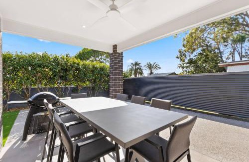 Urangan House | Luxe By The Marina - Hamptons Chic at Hervey Bay