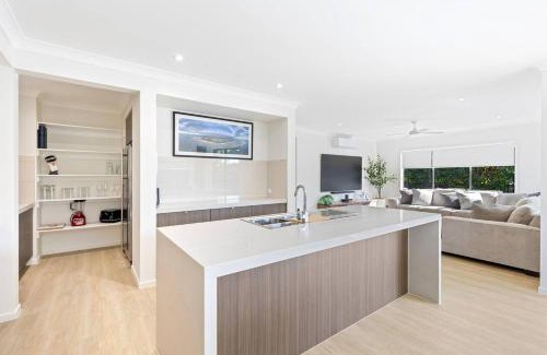 Urangan House | Luxe By The Marina - Hamptons Chic at Hervey Bay
