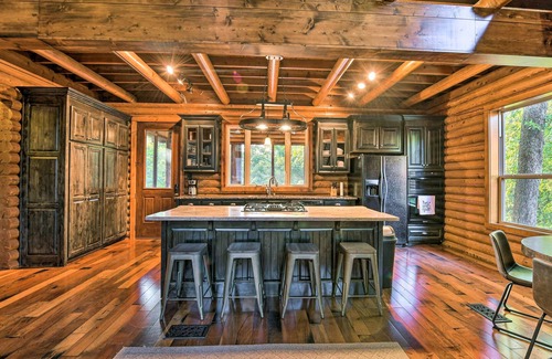 Anderson County Cabin | Luxe Cabin w/ 2 Decks; 3 Blocks to Golfing!