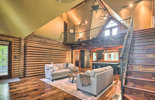 Anderson County Cabin | Luxe Cabin w/ 2 Decks; 3 Blocks to Golfing!