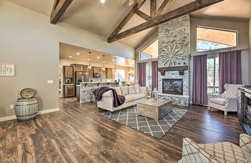 Show Low Cabin | Luxe Cabin w/Deck & Fenced Yard in Lakeside!