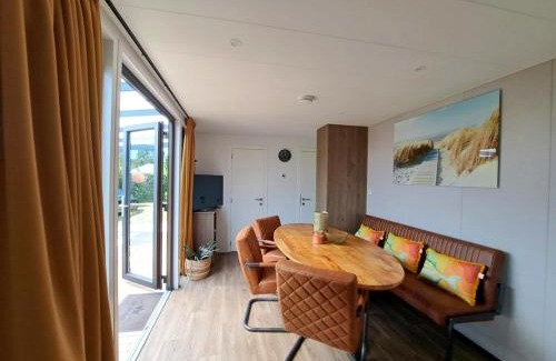 Heinkenszand Ski Chalet | Luxe Chalet met Veranda en Tuin , nabij Zwembad VP006
