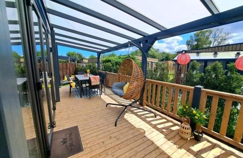 Heinkenszand Ski Chalet | Luxe Chalet met Veranda en Tuin , nabij Zwembad VP006