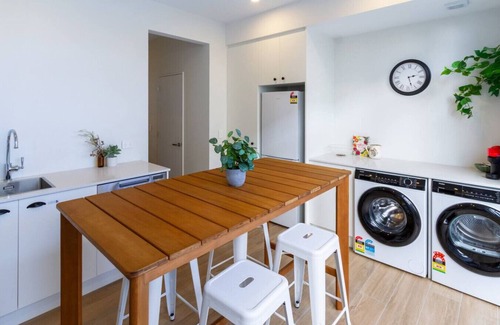 Christchurch House | Luxe City Stay Sleeps 7 with Free Car Park