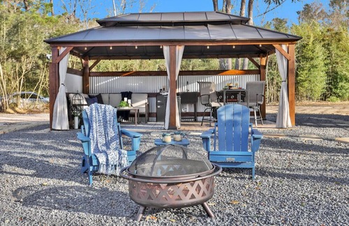 Montgomery House | Luxe Covered Wagon! King Bed - Full Bath - AC/Heat