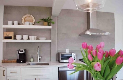 Devon House | Luxe, designer renovation; walk to Tyde wedding venue, shops & beach!n