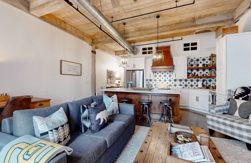 Brazos Condo | Luxe downtown loft in historical building with Peloton & lanai - highly walkable