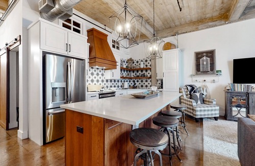 Brazos Condo | Luxe downtown loft in historical building with Peloton & lanai - highly walkable