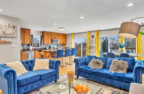 Chicago House | Luxe Duplex - Private Gym -Huge Yard -King Beds Garage Parking-EV Charger- Crib