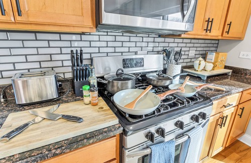 Chicago House | Luxe Duplex - Private Gym -Huge Yard -King Beds Garage Parking-EV Charger- Crib