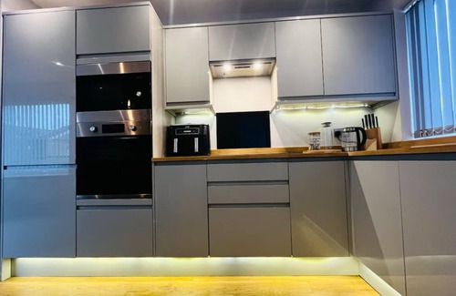 Gillingham House | Luxe Entire Bungalow Based In Dorset, Hot Tub, Pet Friendly, Modern