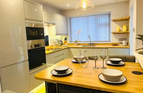 Gillingham House | Luxe Entire Bungalow Based In Dorset, Hot Tub, Pet Friendly, Modern