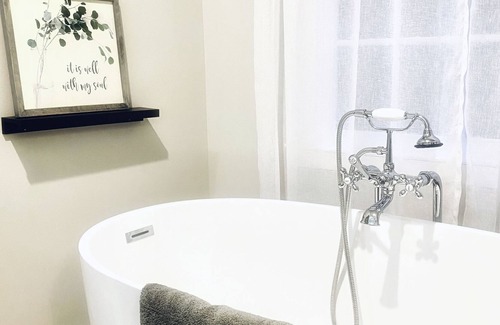 Milton House | Luxe Farmhouse - 10 guests, 5 beds, 3 baths