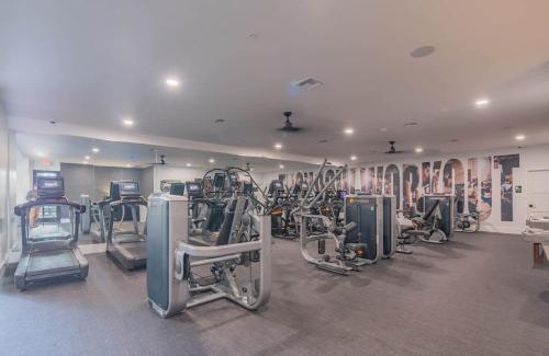 North Scottsdale Apartment | Luxe Golf Pickleball Pool Hot Tub King Bed Parking