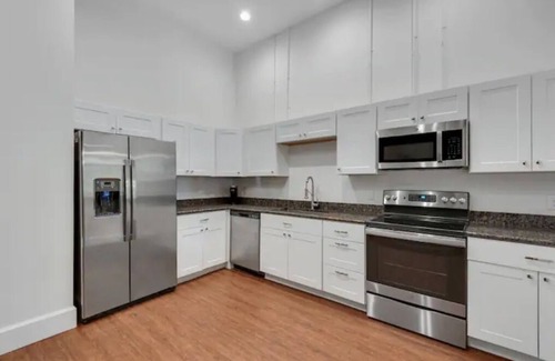 Downtown Apartment | Luxe Historic 2 BR Palafox Balcony Overlook ~ Fabu Posh A