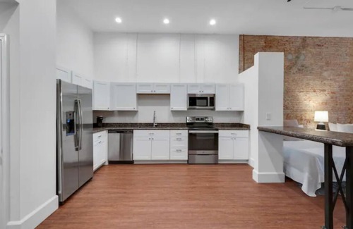 Downtown Apartment | Luxe Historic 2 BR Palafox Balcony Overlook ~ Fabu Posh A