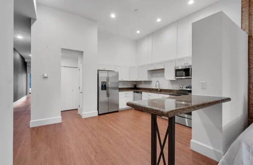 Downtown Apartment | Luxe Historic 2 BR Palafox Balcony Overlook ~ Fabu Posh A