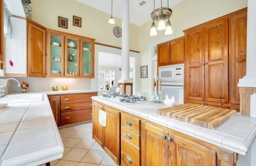 Hemphill House | Luxe Historic Private Getaway Minutes to the Lake!