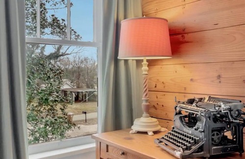 Hemphill House | Luxe Historic Private Getaway Minutes to the Lake!