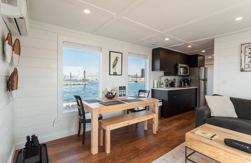 Baltimore Boat Rental | Luxe Houseboat with Epic 360 Views of Baltimore Harbor