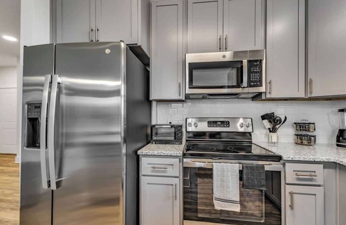 Hayes Apartment | Luxe King 2BR Suite Mins to Downtown Durham!