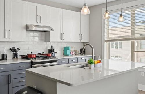 Charlotte Apartment | Luxe King 3BR in Waverly Charlotte