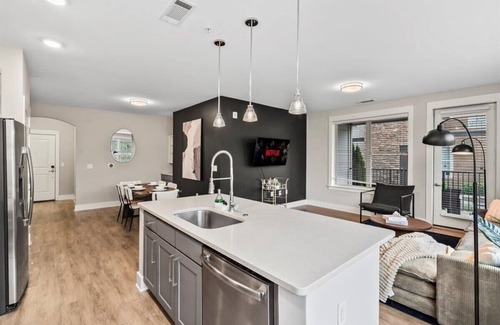 Charlotte Apartment | Luxe King 3BR Suite—in Waverly Charlotte!