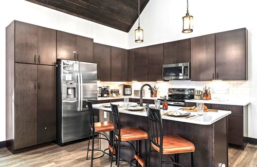 Alpine Lake Cabin | Luxe Lodge, Fam & Dog Friendly, Hot Tub, Arcade ,Game Rm