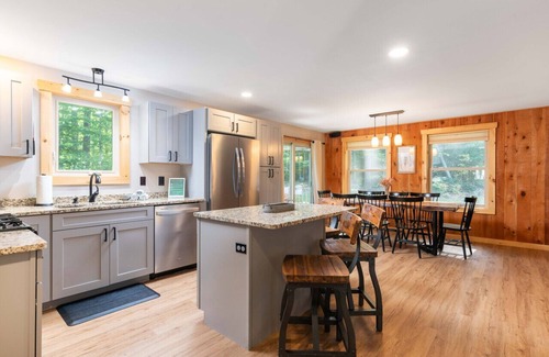 Center Conway House | Luxe Lodge in the Woods! With Sauna & Hot tub