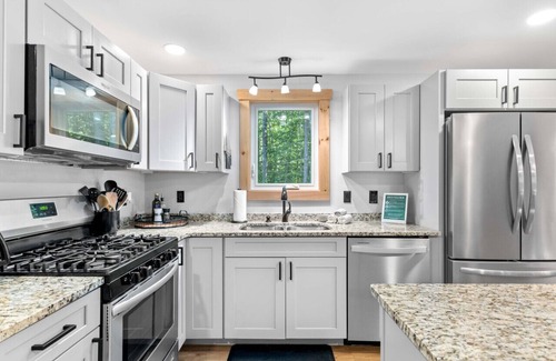 Center Conway House | Luxe Lodge in the Woods! With Sauna & Hot tub