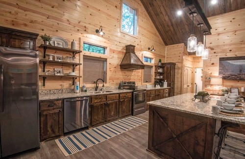 Hochatown Cabin | LUXE Modern 1 Bedroom Studio Cabin minutes away from Beavers Bend!