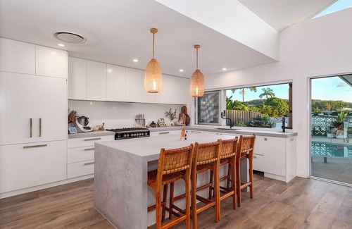 Currumbin Waters House | Luxe Modern 4 Bedroom Waterfront Homen