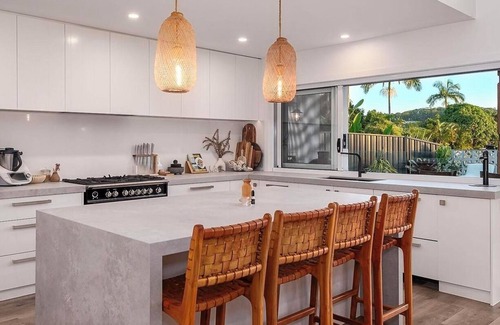 Currumbin Waters House | Luxe Modern 4 Bedroom Waterfront Homen