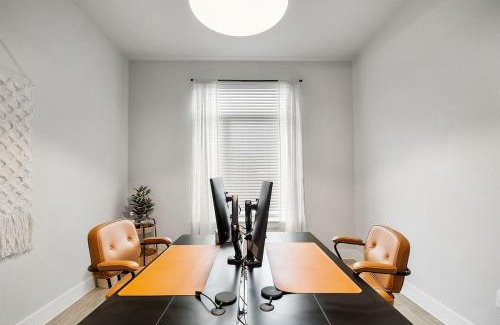 Austin House | Luxe Modern 4B House with Office 20 min to DT