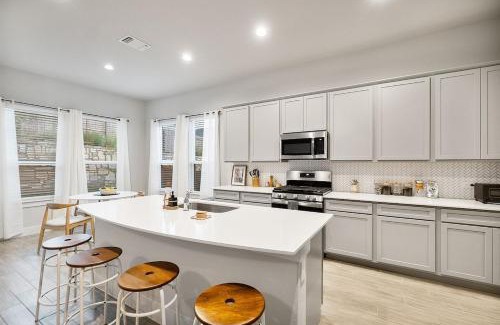 Austin House | Luxe Modern 4B House with Office 20 min to DT
