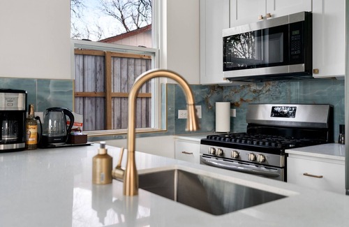 Govalle House | Luxe Modern Retreat in East Austin